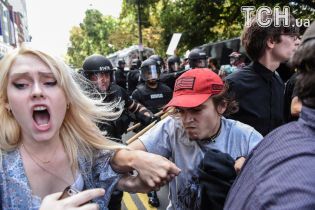 У Бостоні десятки тисяч людей вийшли на протест проти ультраправих, дійшло до сутичок