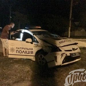 На Херсонщине патрульные полицейские на "Toyota Prius" врезались в карету "скорой помощи"