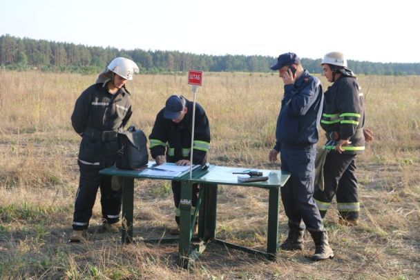 У Києві на Броварському проспекті горить близько 4 гектарів трав’яного настилу