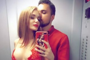 В кружевном платье с глубоким декольте: эффектный выход Славы Каминской