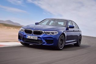 В Сети появились первые официальные фото "заряженного" BMW M5 нового поколения