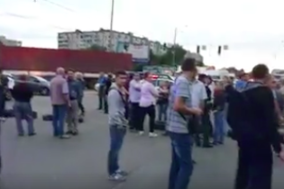У Києві поблизу станції метро "Лісова" протестувальники перекрили дорогу: сталися сутички