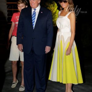 Загорелая и в ярком платье: Мелания Трамп с семьей вернулась в Вашингтон