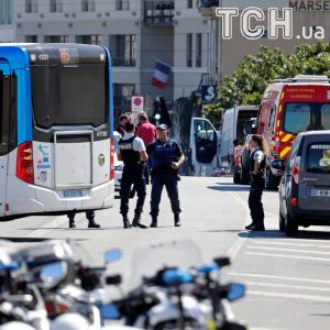 В Марселе водитель влетел в две автобусные остановки, есть погибший