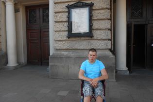 Ігор просить підтримати його у лікуванні ДЦП