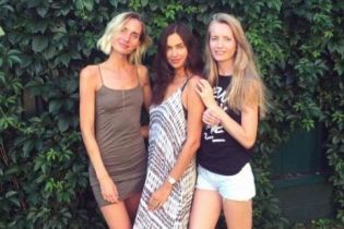 В платье с разрезом: Ирина Шейк отдыхает с подругами