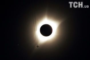 Повне сонячне затемненя в США: найкращі фото та відео