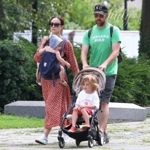 Без макияжа: Оливия Уайлд с мужем была замечена на прогулке с детьми