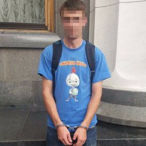 В Киеве задержали парня, который сделал "антигосударственную нецензурную надпись" на окне Верховной Рады