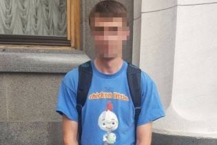 У Києві затримали молодика, який зробив "антидержавний нецензурний надпис" на вікні Верховної Ради