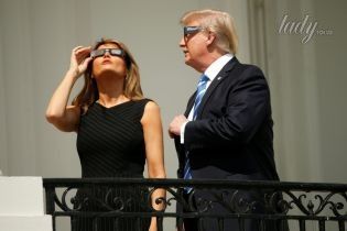 В черном платье и очках: Мелания Трамп в скромном образе наблюдала за солнечным затмением
