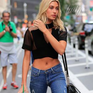 В маленьком топе и без лифчика: Хейли Болдуин сходила на кастинг Victoria's Secret