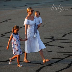 В белом платье и с детьми: Иванка Трамп вернулась из отпуска