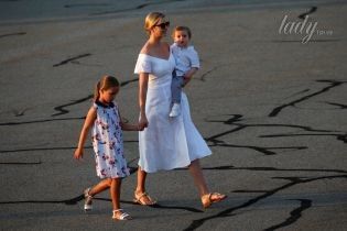 В белом платье и с детьми: Иванка Трамп вернулась из отпуска