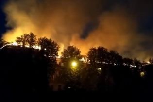 В Харькове из-за удара молнии масштабно загорелось здание Апелляционного админсуда