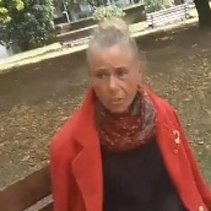 В Италии украинка живет на скамейке в парке и никого к себе не подпускает