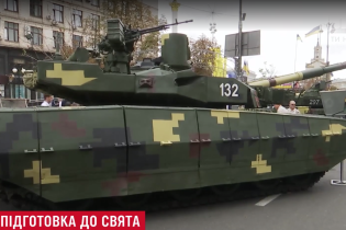 Военную технику завезли на главную улицу Киева