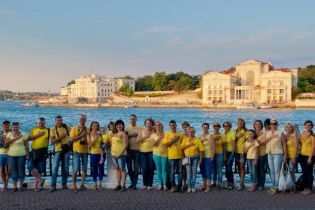 Жителі анексованого Севастополя привітали Україну із державними святами патріотичним флешмобом