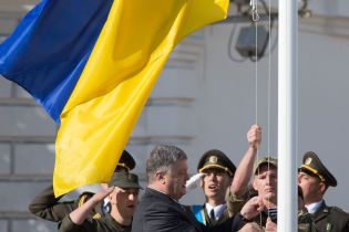 "Російських окупантів від українського прапора корчить, як чортів". У Києві урочисто підняли стяг