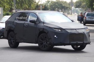 Японцы вывели на тесты семиместный Lexus RX