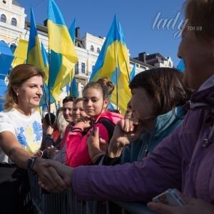 Красиво и патриотично: Марина Порошенко вышла в свет в блузке от украинского дизайнера за 685 гривен