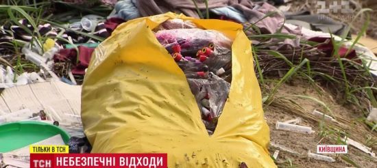 Шприци, скальпелі, кров: моторошне звалище шокувало селян на Київщині