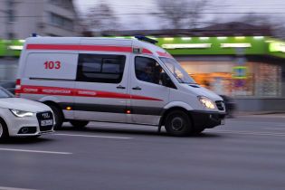 У Росії медсестри вивезли пацієнта з лікарні і покинули на землі біля гаражів