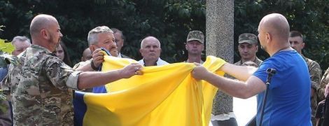 Меч, який пронизує Росію. У Києві встановили пам'ятник героям АТО