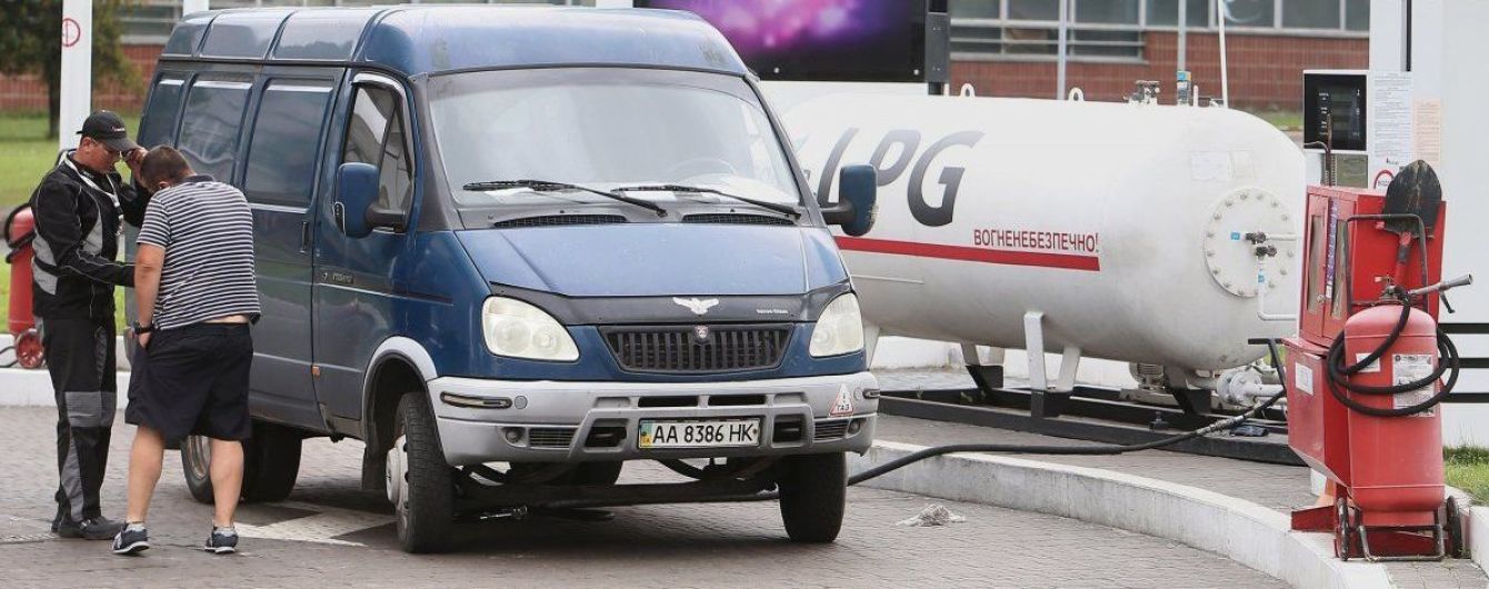 На АЗС дефіцитний автогаз продовжує дешевшати, але поповзли вгору ціни на бензин і дизпальне