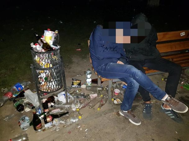 Гори сміття і візки на дереві. Студенти КПІ перетворили парк на сміттєзвалище
