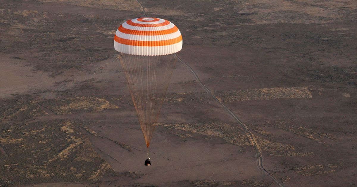 Яскраве приземлення з парашутами і радісні усмішки: на Землю повернулися троє космонавтів з МКС