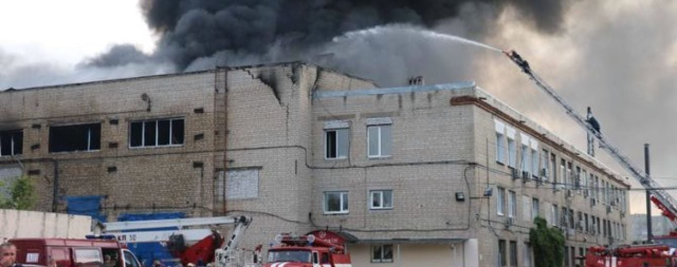 В Харькове горят склады с растворителями и пластмассовыми изделиями