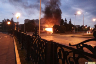 В Екатеринбурге набитое газовыми баллонами авто врезалось в кинотеатр и загорелось