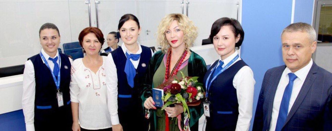 Ірина Білик показала, як отримувала біометричний паспорт