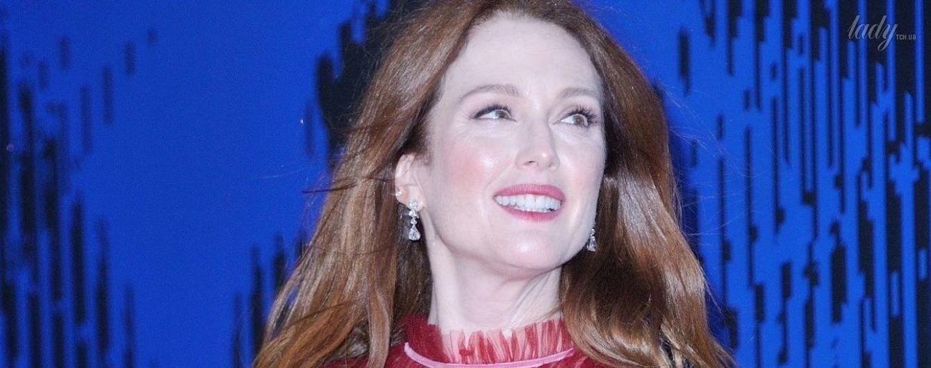 В платье от Valentino: Джулианна Мур блистала на красной дорожке в платье за 9700 долларов