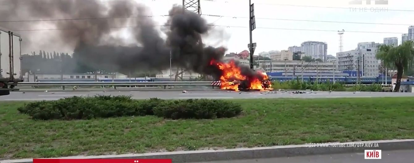 Огненное ДТП в Киеве: полуживой водитель выполз из горящей машины