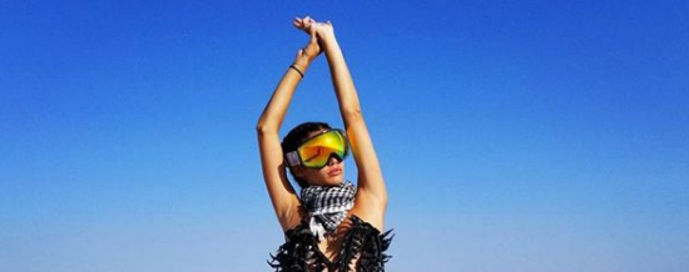 Маски, цепи и цветные шубы: звезды на популярном фестивале Burning Man