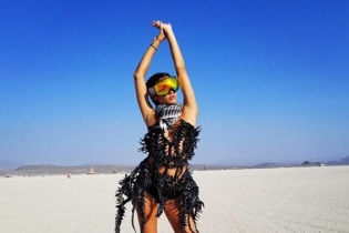 Маски, цепи и цветные шубы: звезды на популярном фестивале Burning Man