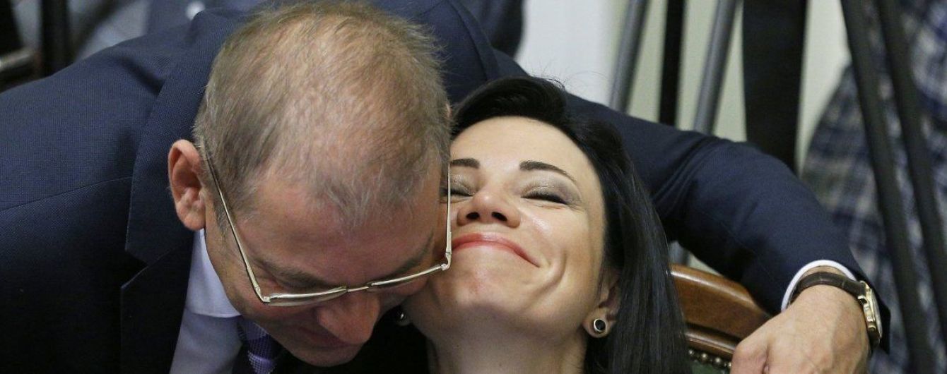 Депутатские поцелуи и эволюция прически Илона Маска. Тренды Сети