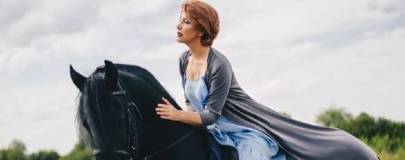 Егорова на коне: ведущая предстала в фотосете, а Мухарский пожаловался на ее покровителей в суде