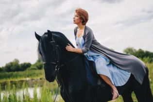 Егорова на коне: ведущая предстала в фотосете, а Мухарский пожаловался на ее покровителей в суде