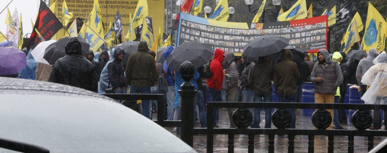 Власники авто на єврономерах вирішили протестувати безстроково