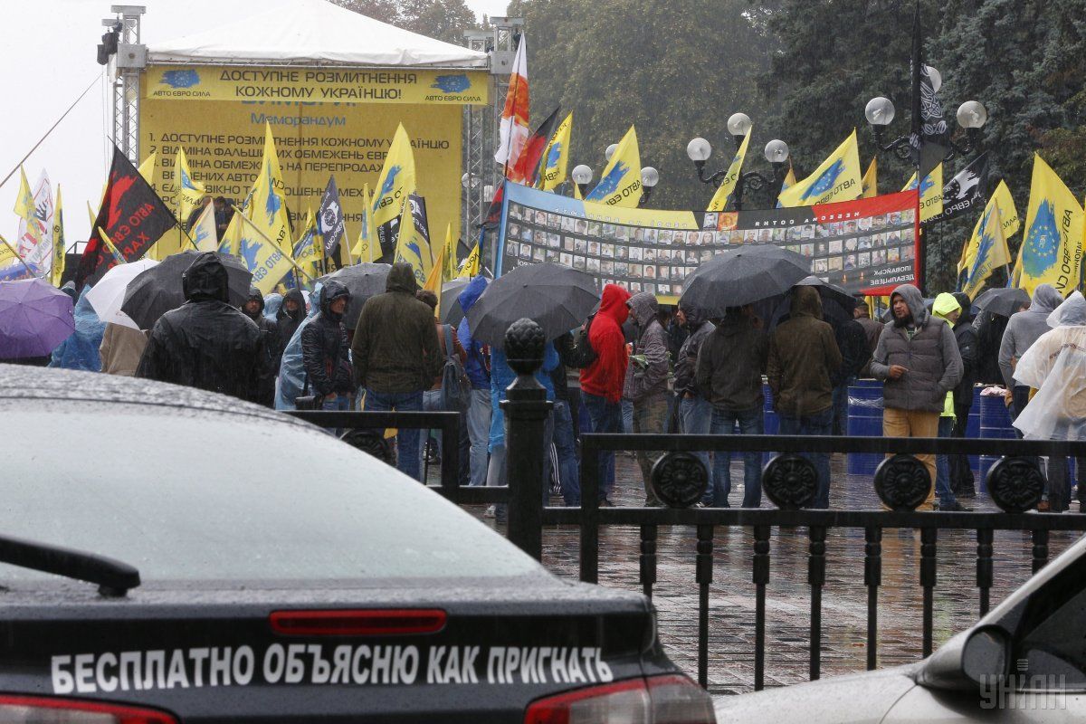 Під Радою мітингують близько 850 власників авто на єврономерах