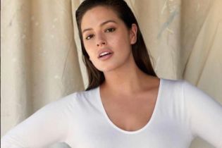 Модель plus-size Эшли Грэм в бикини зацеловала мускулистого мужа