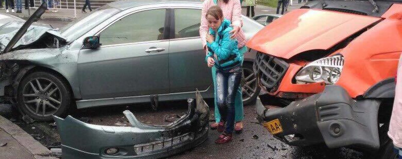 Во Львове столкнулись легковушка и маршрутка, есть пострадавшие