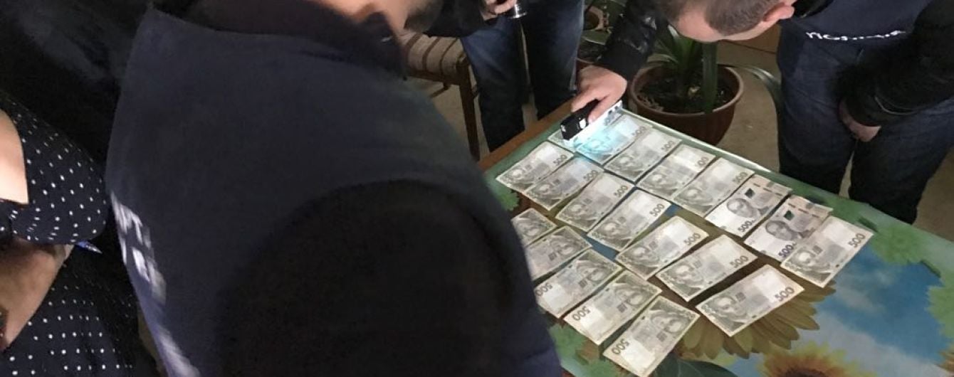 У Чернівецькій області керівника філії облавтодору спіймали на 10 тис. грн хабара