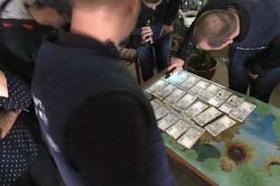 У Чернівецькій області керівника філії облавтодору спіймали на 10 тис. грн хабара