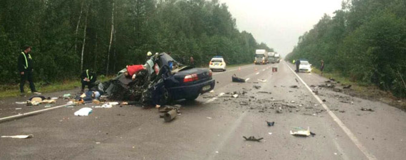 В аварії на Рівненщині загинули журналіст і політологи