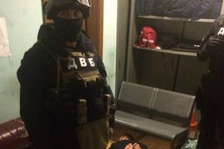 Суд обрав запобіжні заходи копам-перевертням, які грабували пасажирів залізничного вокзалу в Києві