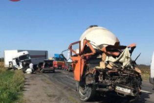 Смертельна ДТП під Києвом: бетономішалка влетіла у фури